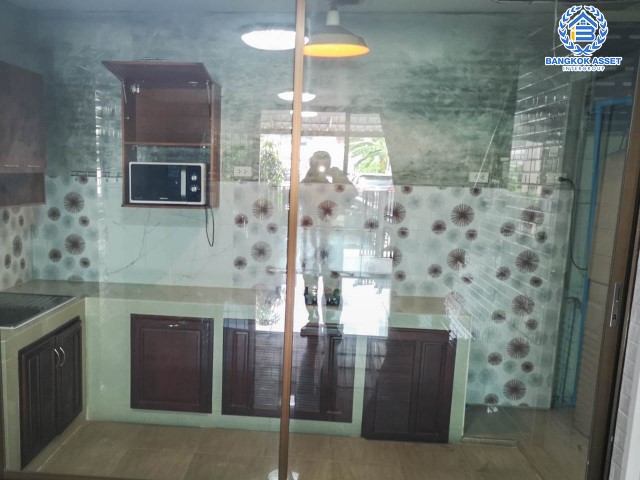 *****ทาวน์โฮมมือสองย่านกรุงเทพฯ ม.เดอะวิลโล่ว์ รามอินทรา เนื้อที่ 17.5 ตร.ว. ฟังก์ชันจัดเต็มถึง 3 ห้องนอน 3 ห้องน้ำ 1 ที่จอดรถ บ้านสวยพร้อมอยู่ บรรยากาศเงียบสงบ บนทำเลดี ใกล้รถไฟฟ้าสายสีชมพู "สถานีรามอินทรา", แฟชั่นไอส์แลนด์ และทางด่วน "รามอินทรา-อาจณรงค์" ในราคาต่อรองได้!